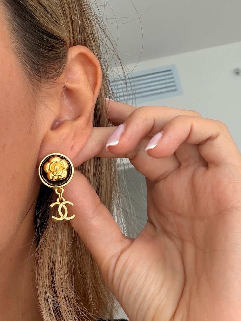 🖤Chanel Gold and Black Camellia Drop Earrings💛 - Picture 6 of 9